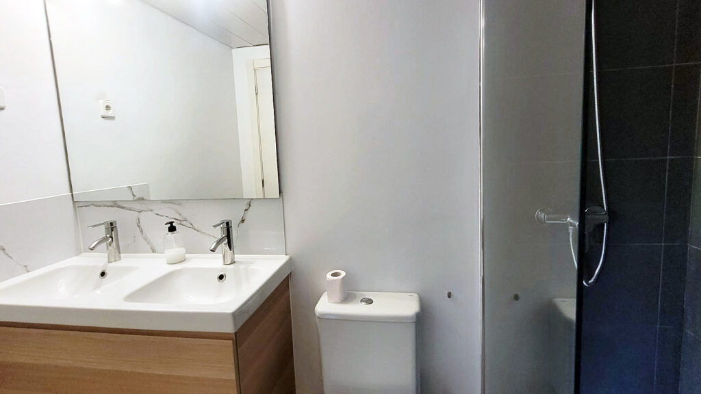 13 bathroom master bedroom 1 Pallars