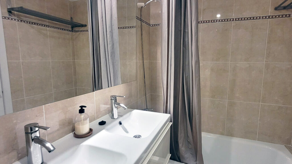 20 bathroom 2 Pallars