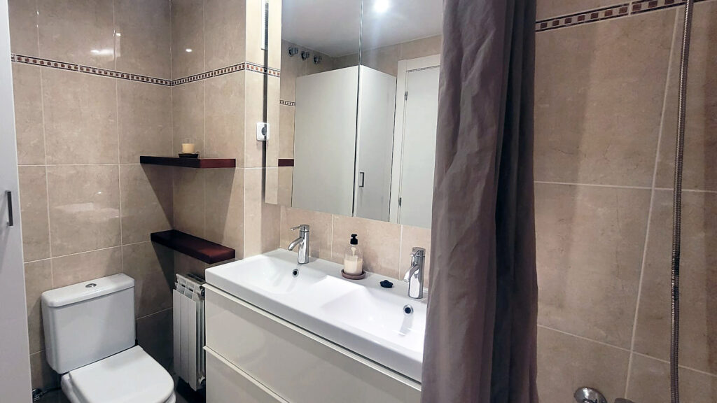 22 bathroom 2 Pallars
